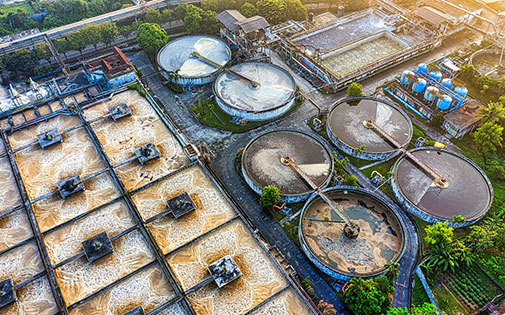 污水处理后产生的污泥露天堆放成为新的污染源—— “治水不治泥，等于白处理！”